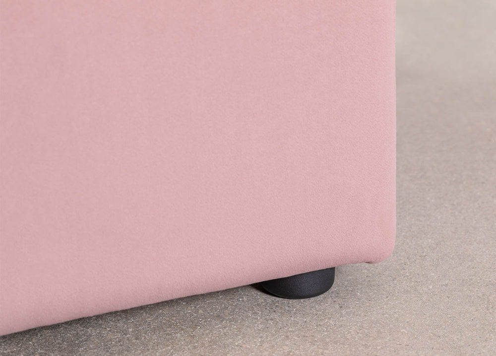 Aksominė sofa KATA – interjere