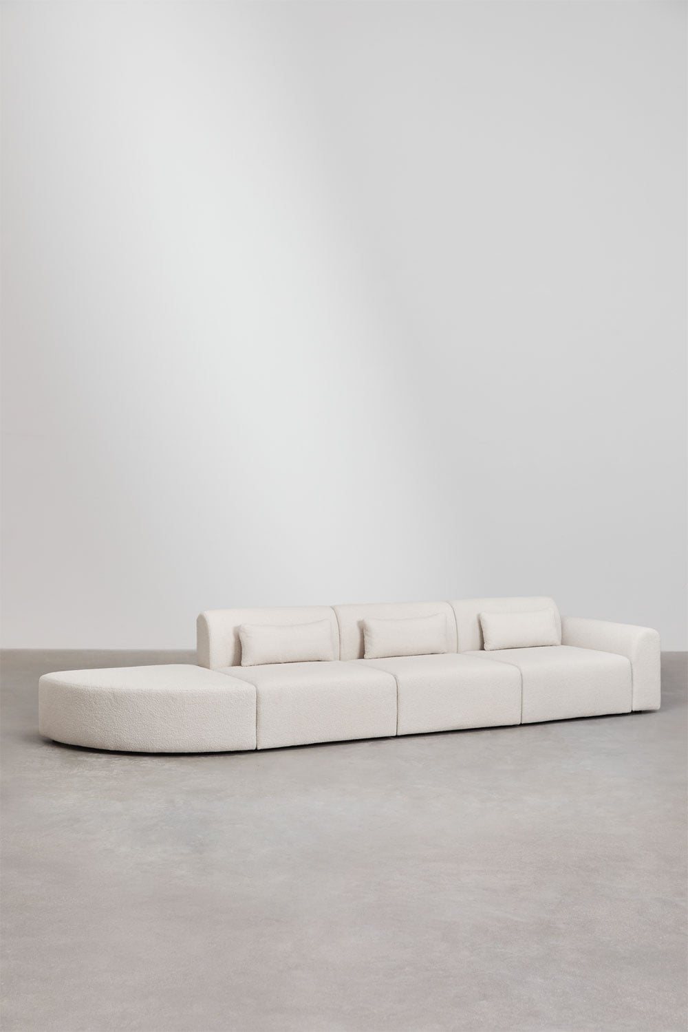 Kampinė sofa BORJANA realioje aplinkoje, balta avikailio efekto šenilas