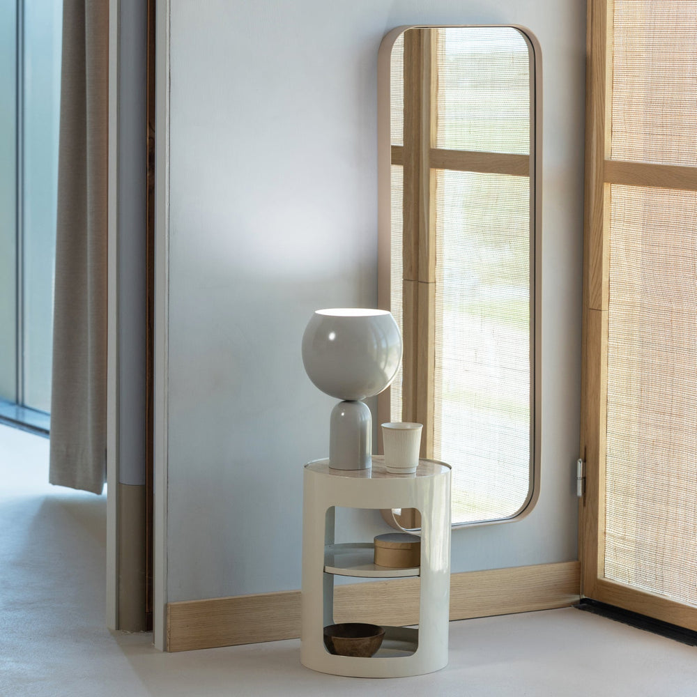 Veidrodis DOUTZEN 110x40 svetainės interjere, smėlio metalas