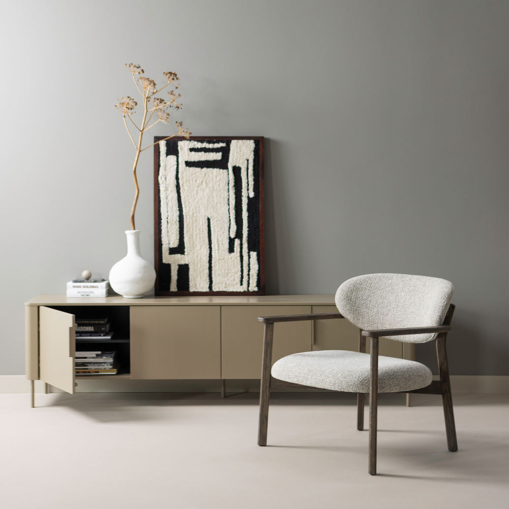 Fotelis UDAR, natūralus audinys, medinis rėmas, tamsiai rudos spalvos