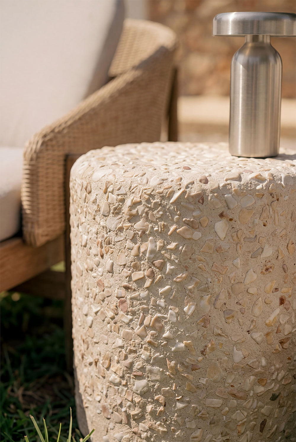 Apvalus pagalbinis lauko staliukas TERRAZZO, bežinis terrazzo