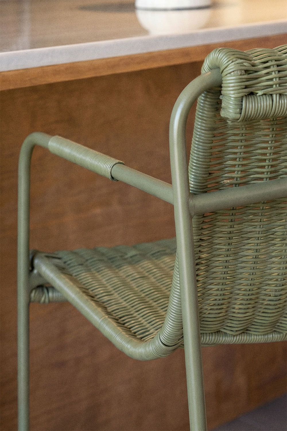Baro kėdė RASA, aukšta, su parankiais, vytelis, alyvuogių žalia (1)