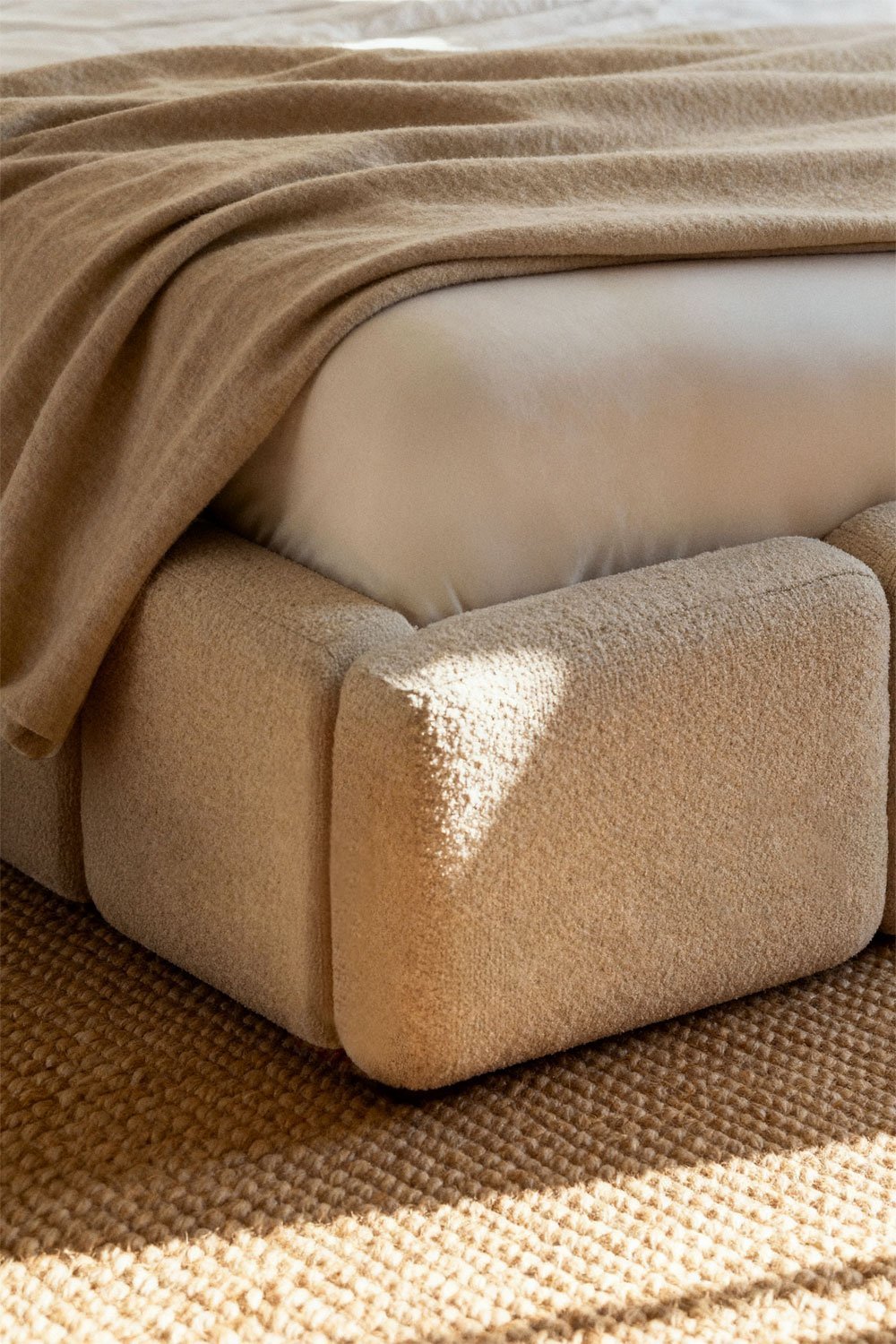 Lova RARAURA vaizdas iš šono