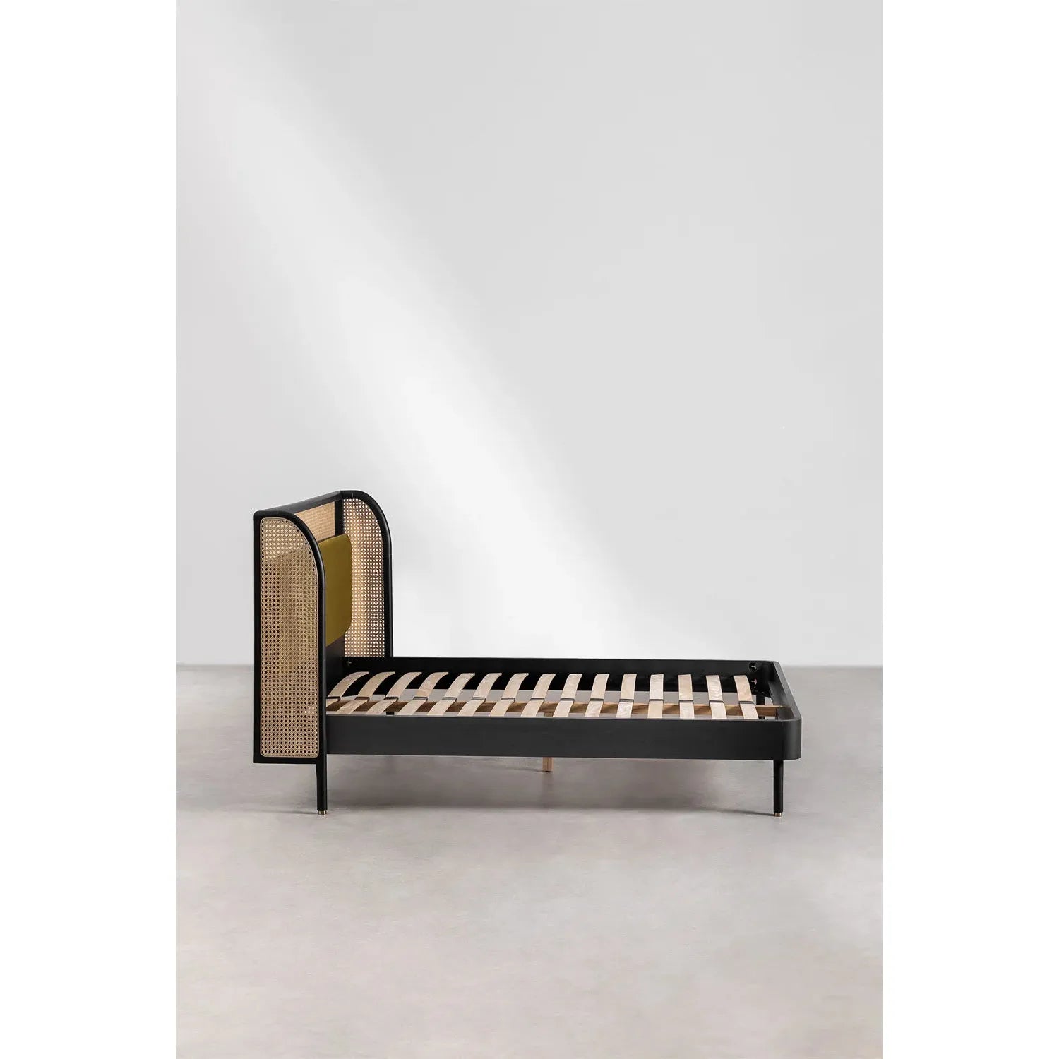 Tamiara medinė lova, juoda spalva, 160 x 200