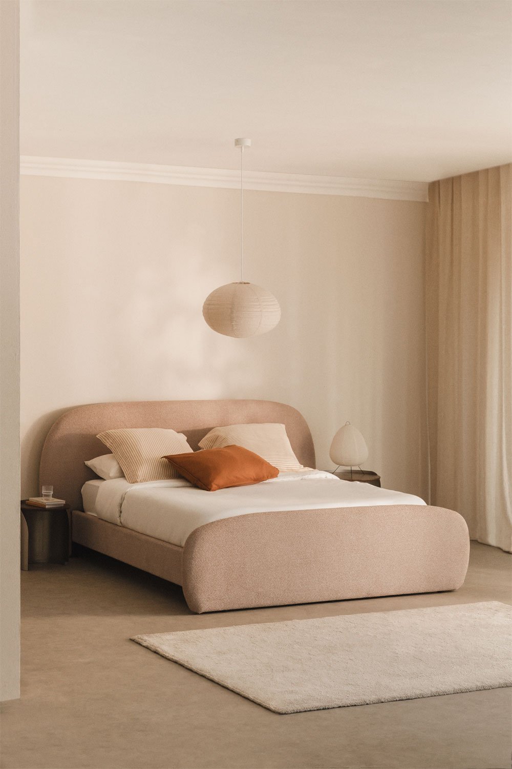 Lova PENEERO su bouclé audiniu jaukiam moderniam miegamajam