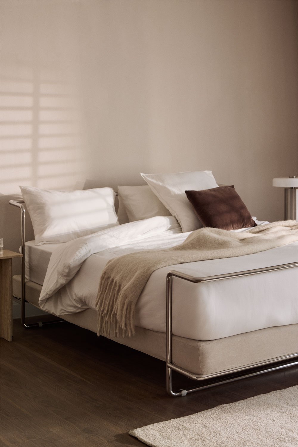 Lova SOLAINO 168x208 cm su tvirtu metaliniu rėmu