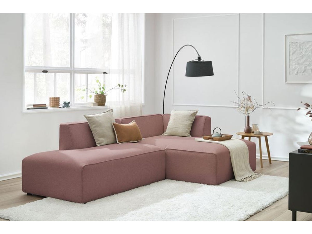 Rožinė kampinė sofa MEGEVE su žemu siluetu ir minkšta sėdima dalimi
