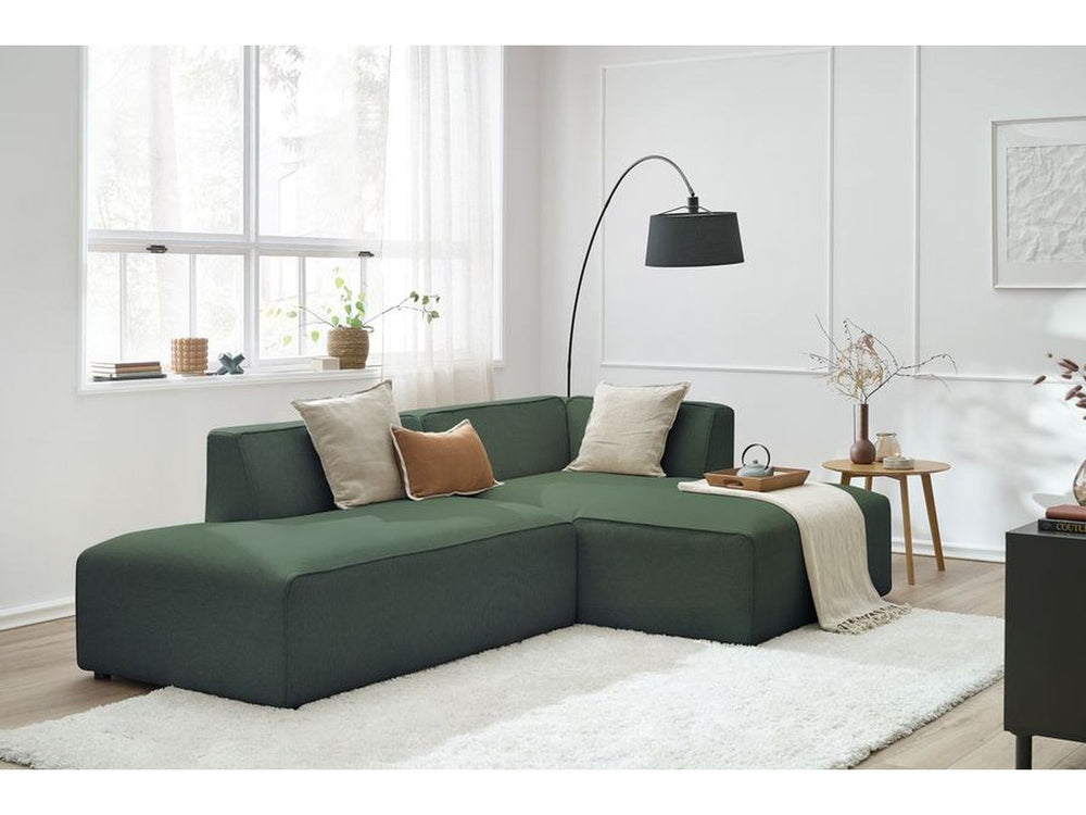 Žalia kampinė sofa MEGEVE su žemu siluetu ir minkštu audiniu
