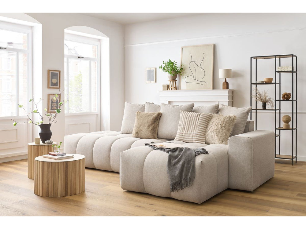 Kampinė sofa MONT-BLANC, smėlinė šalia kavos staliuko
