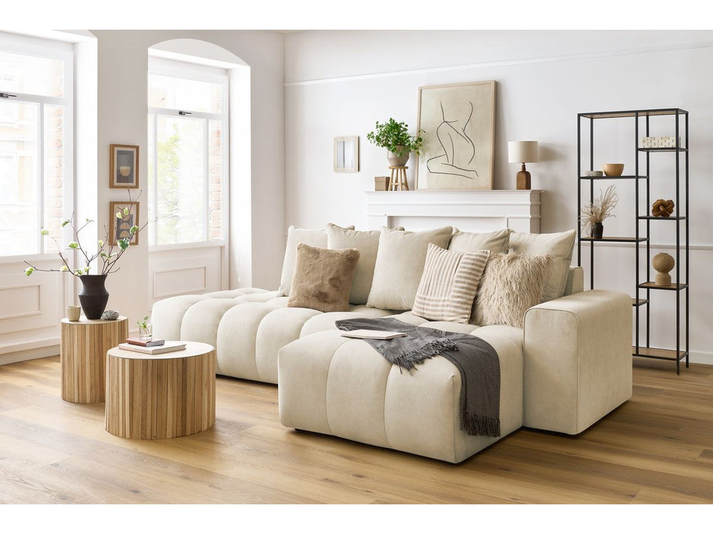 Kampinė sofa MONT-BLANC, veliūras, smėlinė šalia kavos staliuko