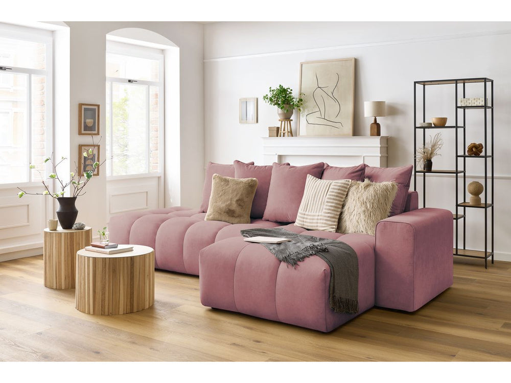 Kampinė sofa MONT-BLANC, veliūras, rožinė šalia kavos staliuko