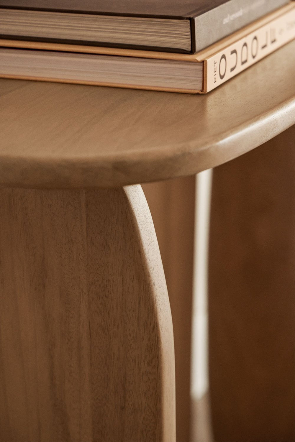 Skulptūriškų kojų konsolė CENEINO 110x45 cm moderniame interjere