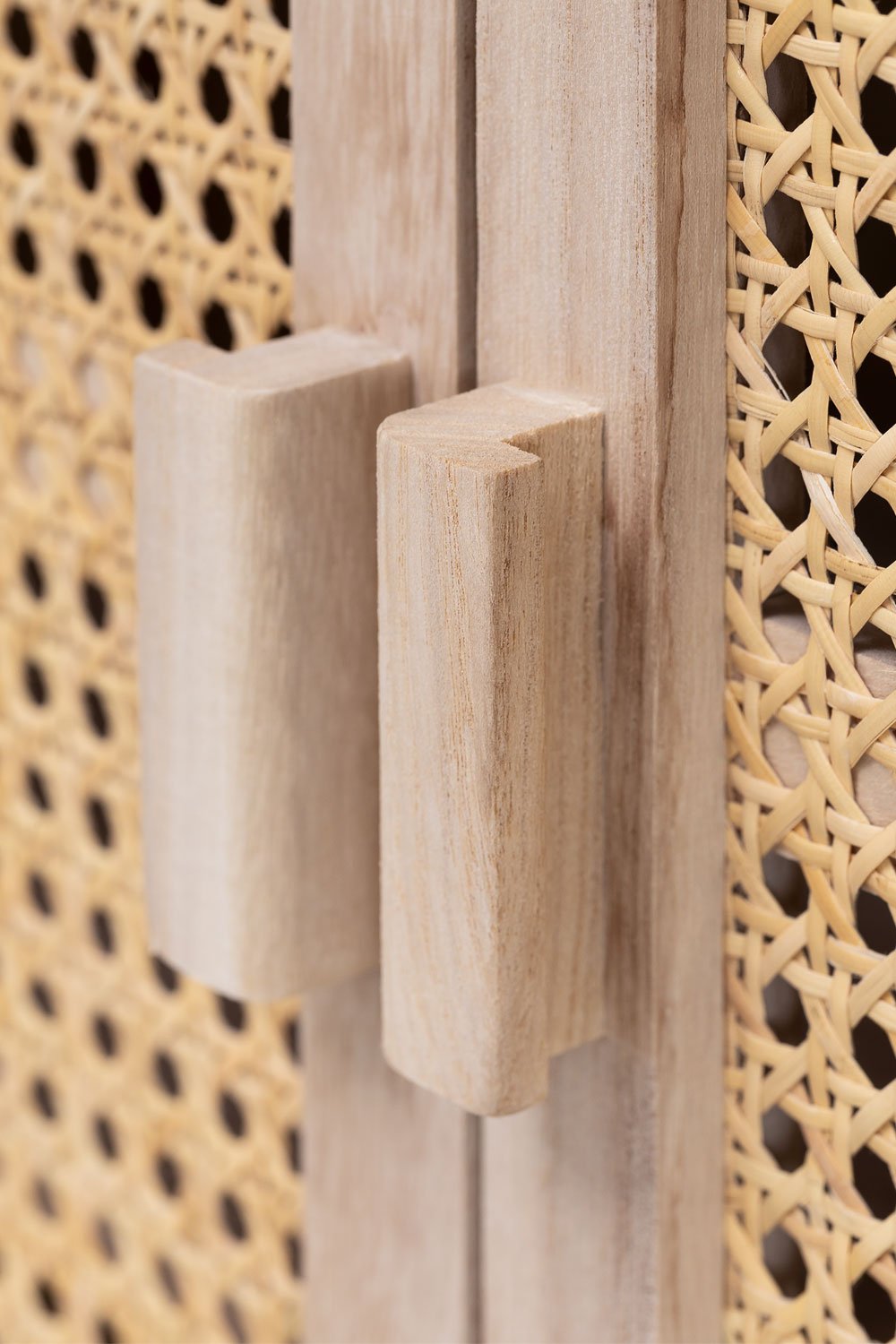 drewniany-kredens-z-2-drewnianymi-drzwiami-ralik-design