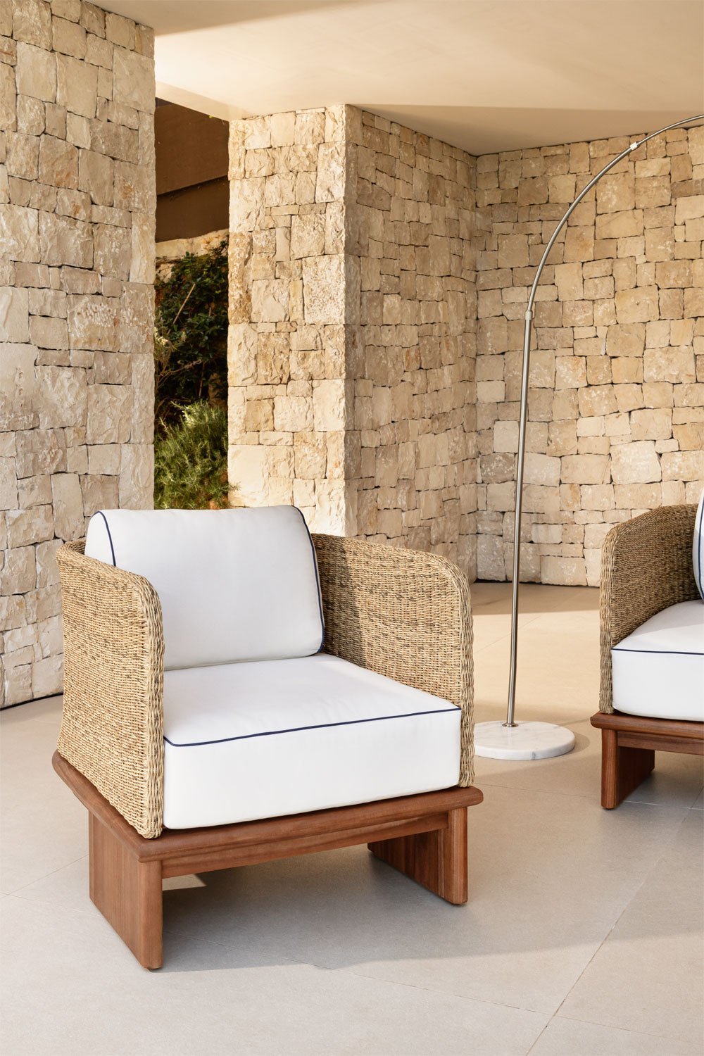 Lauko fotelis FAME iš ratano ir akacijos medienos