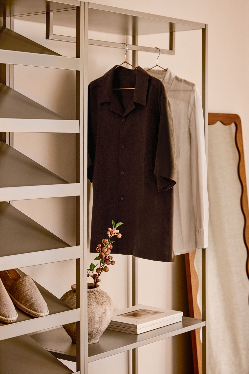 JANINE spinta su atviromis lentynomis, pakabomis ir batų skyriumi | namuideja.lt | atvira spinta