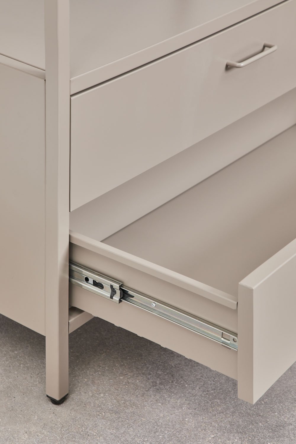 Praktiška ir vizualiai lengva spinta iš metalo | namuideja.lt | lengvo dizaino spinta