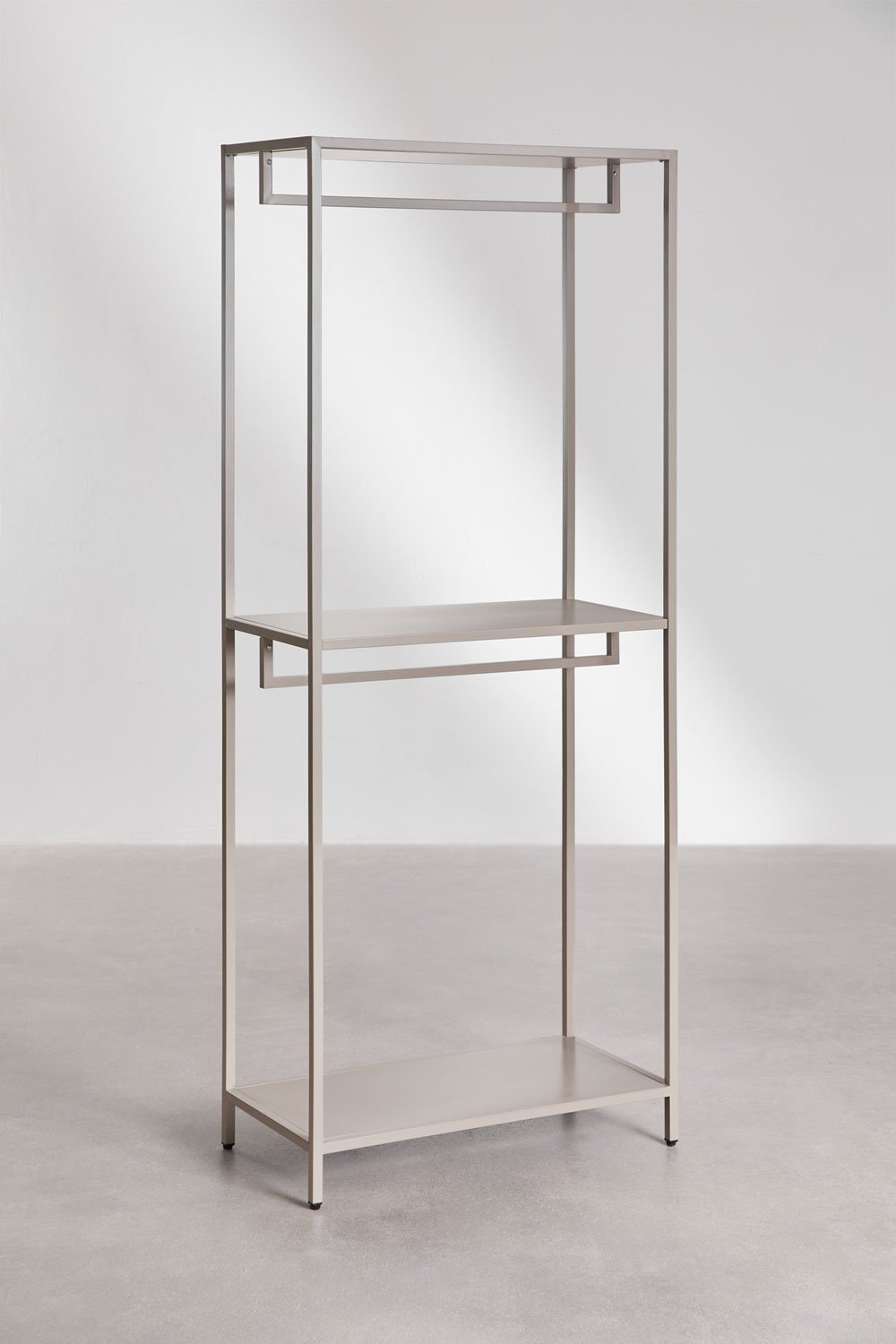 Praktiška spinta su stalčiais, lentynomis ir pakabų zona | namuideja.lt | daugiafunkcė spinta