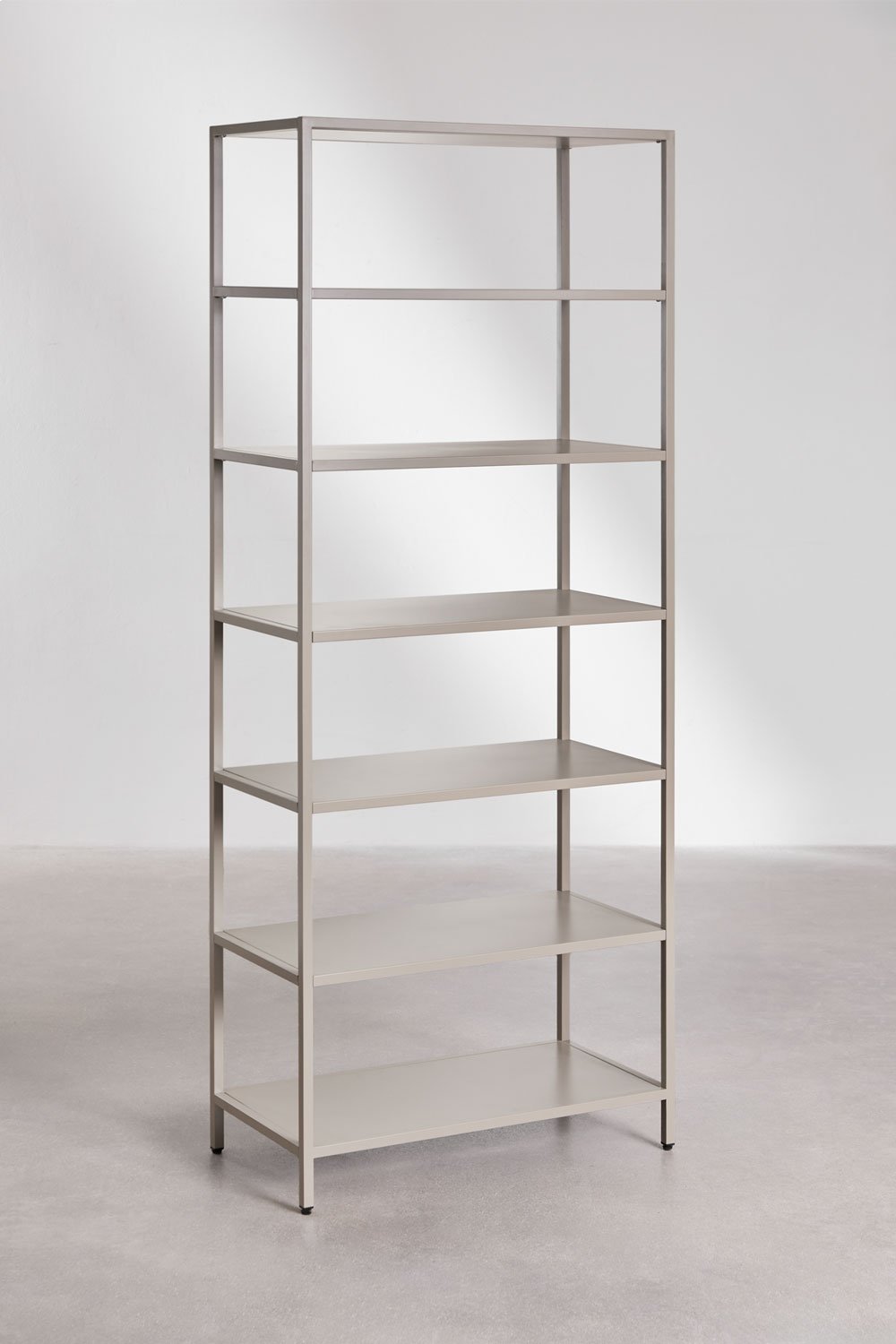 Juodo metalo spinta JANINE šviesiame moderniame kambaryje | namuideja.lt | plieninė spinta