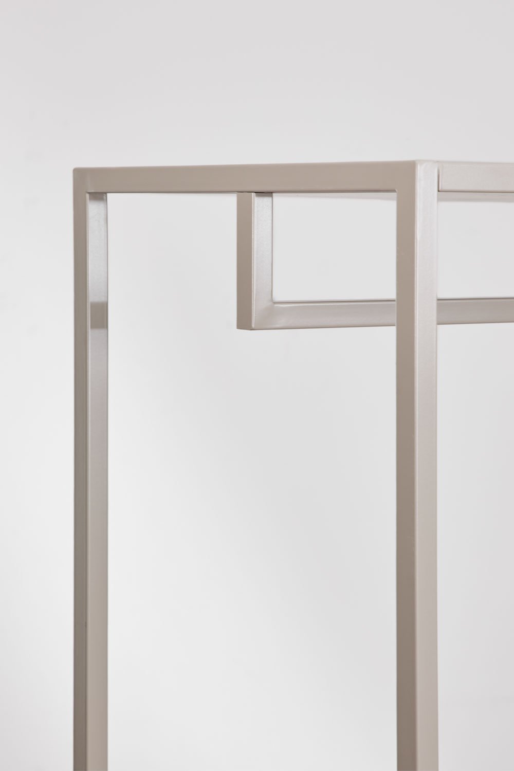 Spinta su plonomis metalinėmis kojelėmis ir minimalistine išvaizda | namuideja.lt | minimalistinė spinta