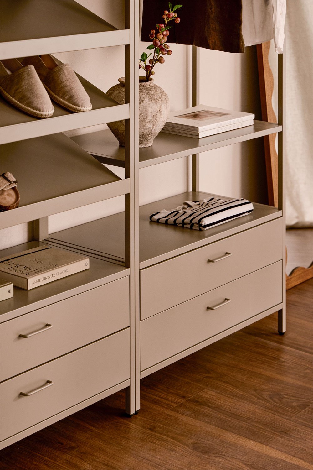 Funkcionali drabužių laikymo sistema su stalčiais ir pakabomis | namuideja.lt | drabužių spinta