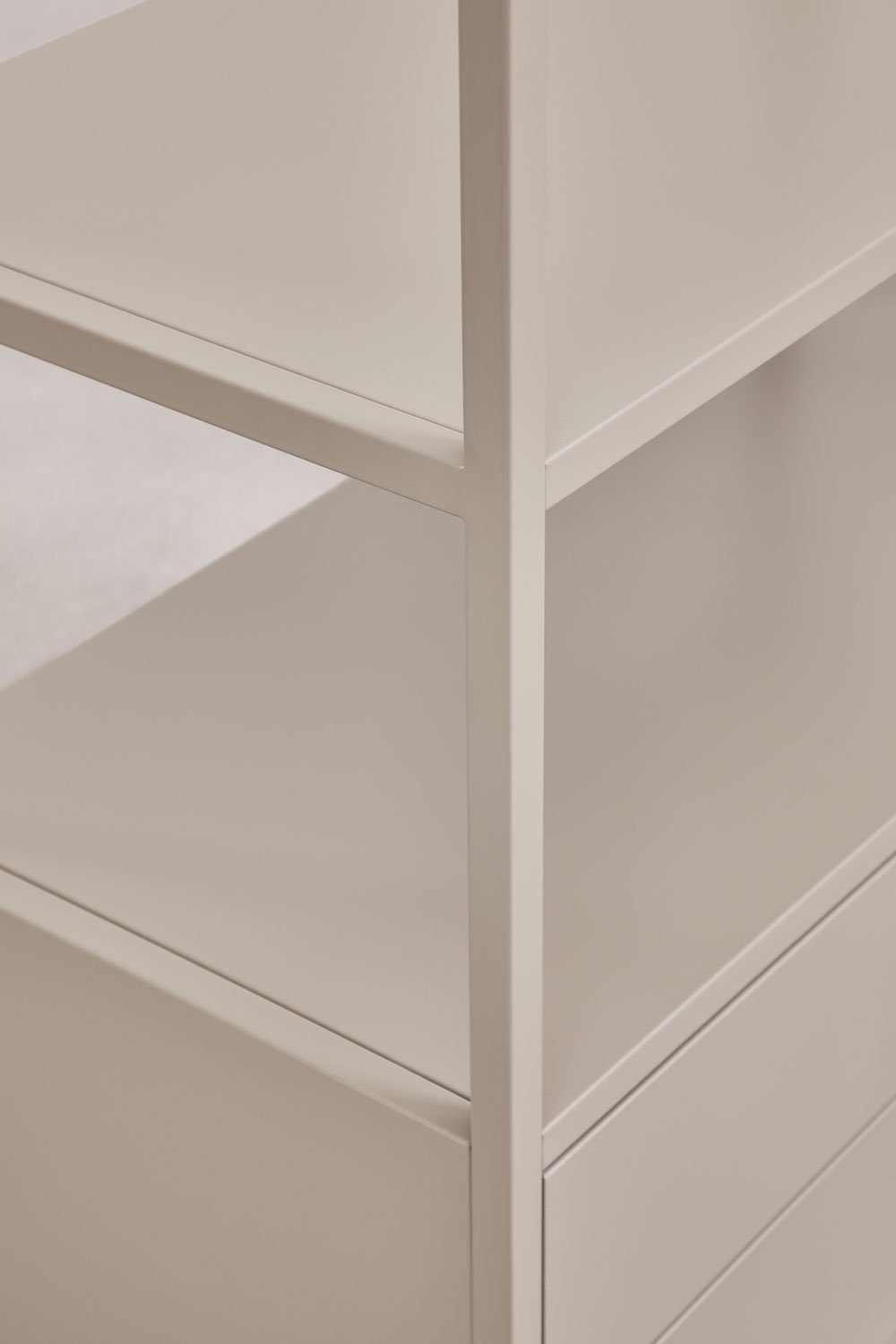 Juodos spalvos metalinė spinta modernaus interjero fonui | namuideja.lt | juoda spinta