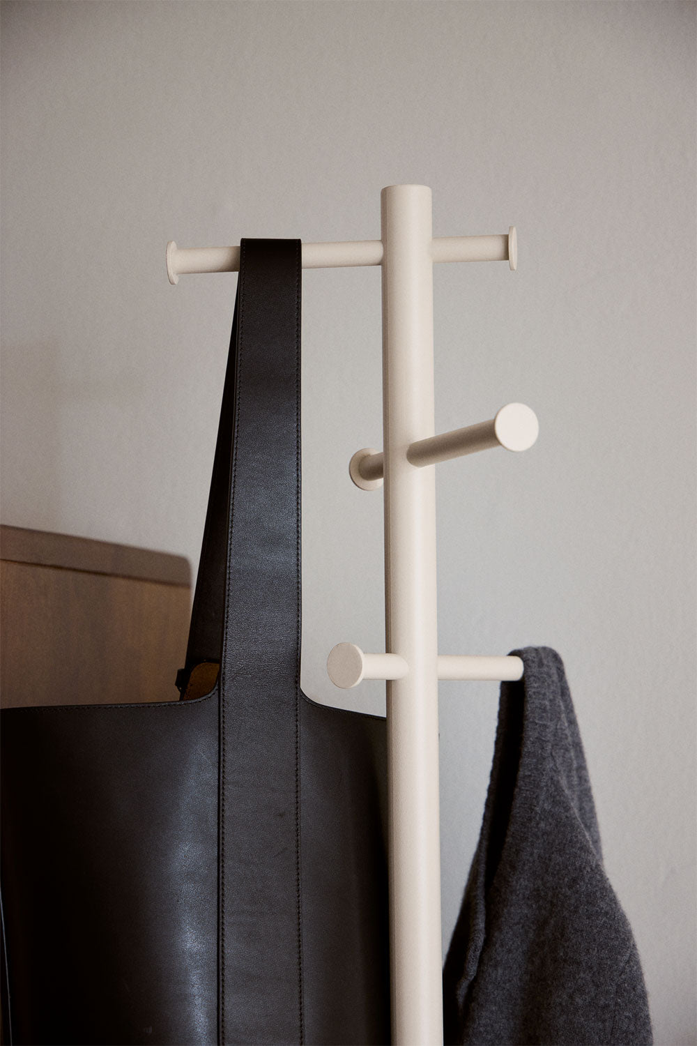 Pakaramais TEKLA, augsts, 180 cm, dzelzs, 6 āķi
