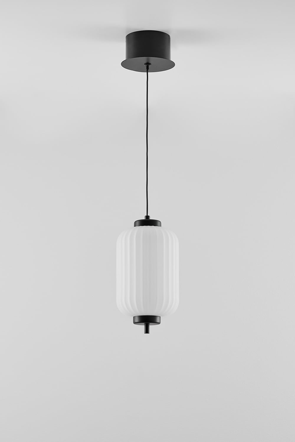 Pakabinamas LED šviestuvas NESARA, juoda