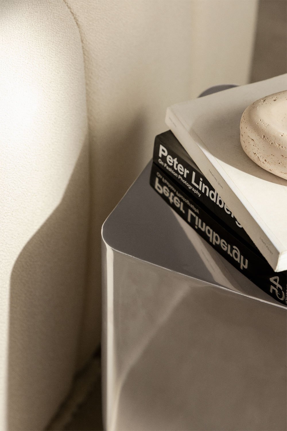 Pagalbinis staliukas NAVEIRO vaizdas iš šono su skulptūriška baze