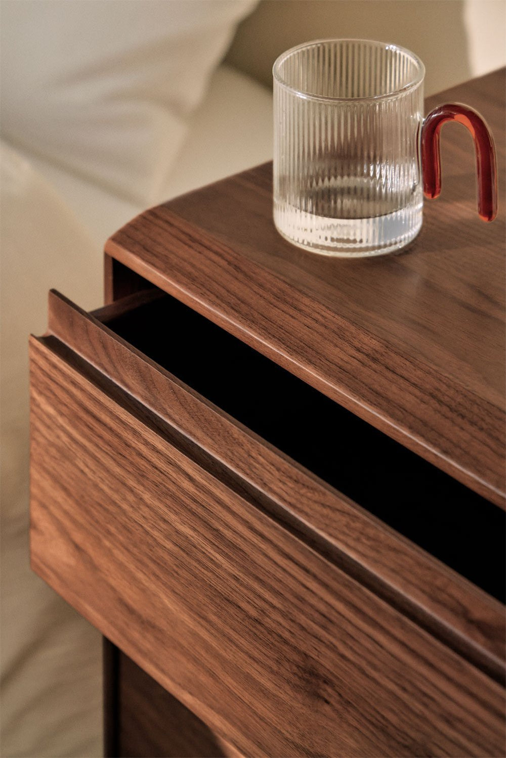 Kompaktiška naktinė spintelė FENUORA 50x40 cm miegamojo tvarkai