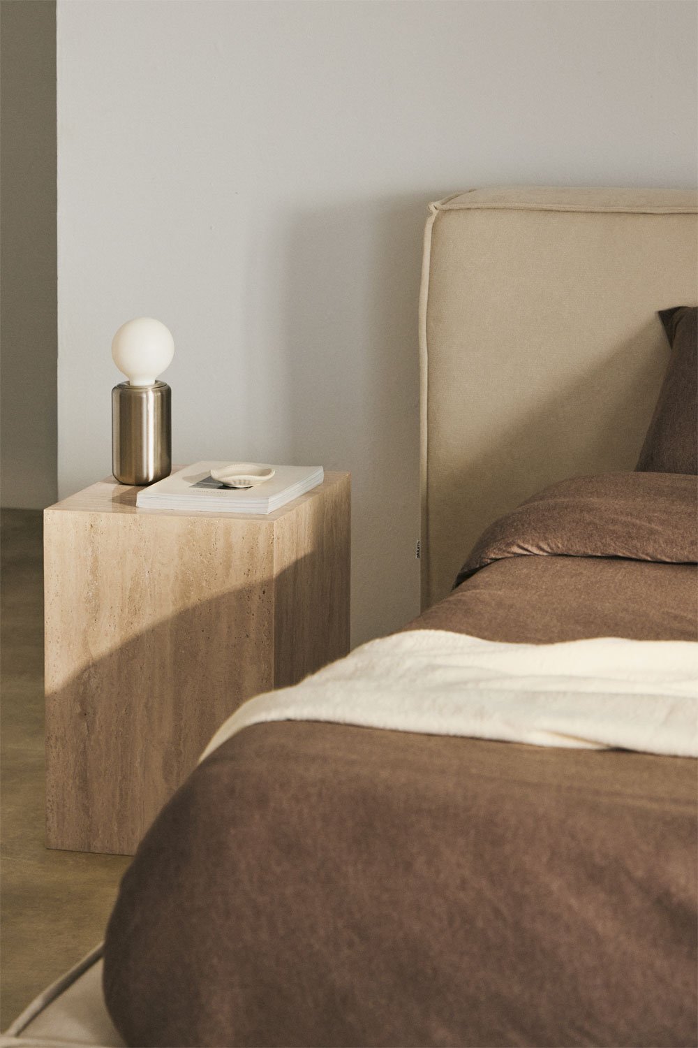 Naktinis staliukas NORAENA 35x35 cm kubo forma prie lovos