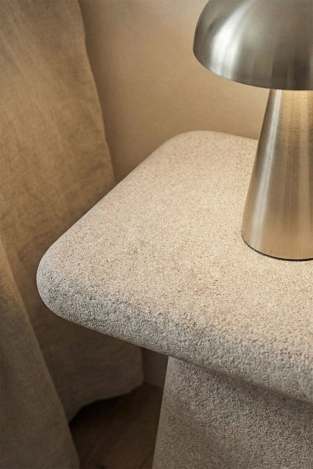 Naktinis staliukas NOROORA vaizdas iš šono