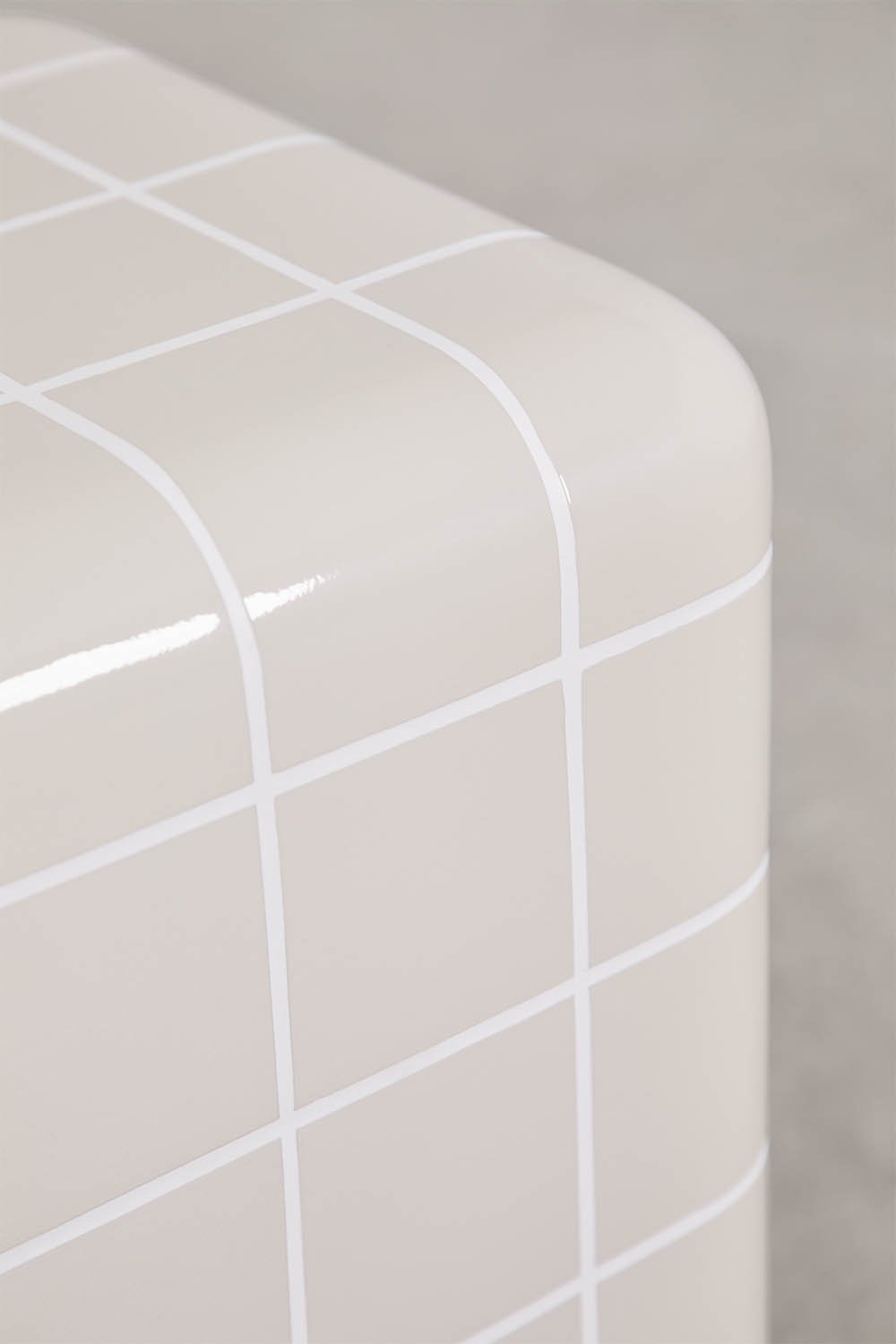 Cementinė naktinė spintelė SELOUNO 30x30 cm moderniame miegamajame