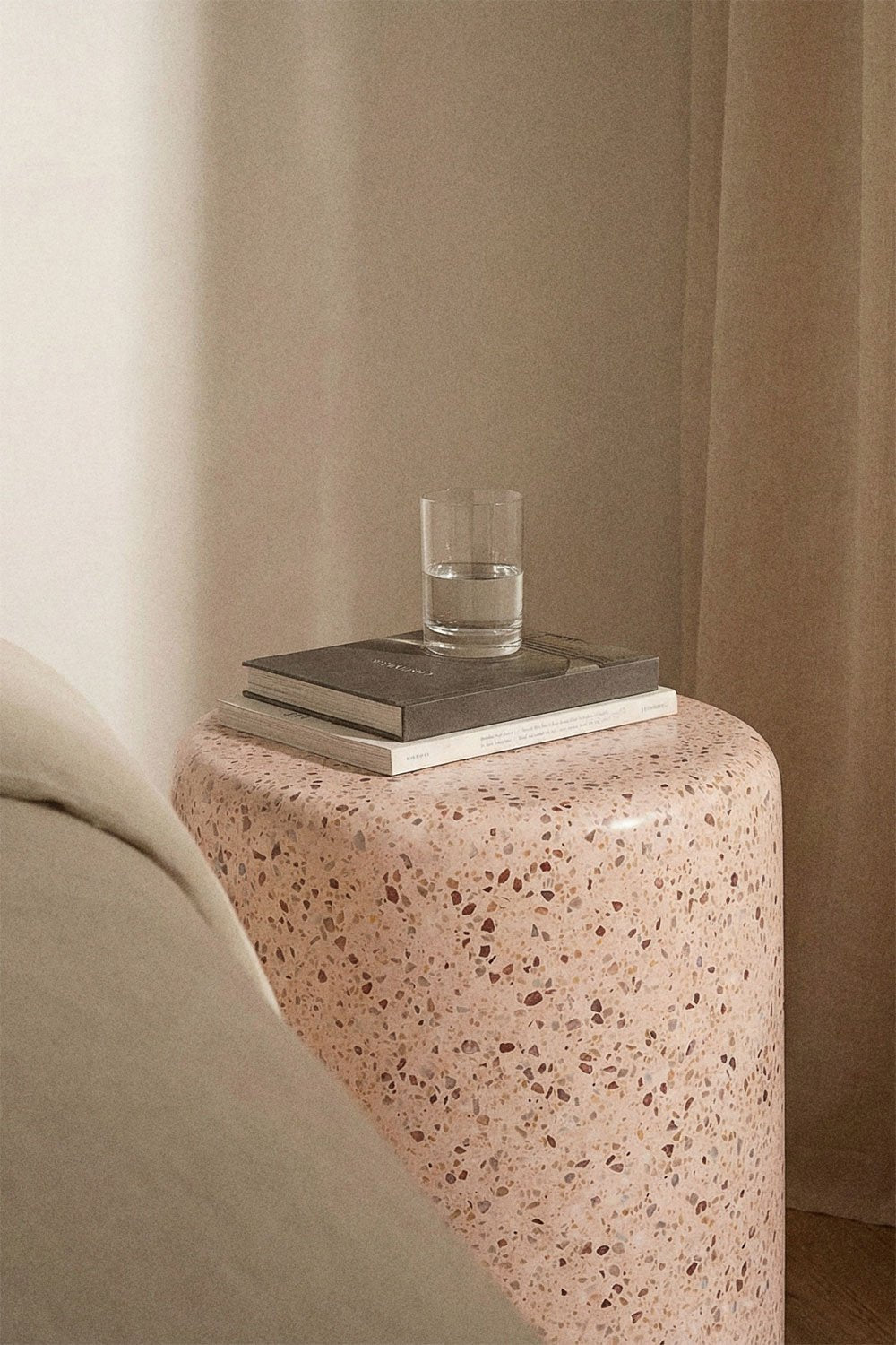 Naktinis staliukas GARIINO vaizdas iš šono