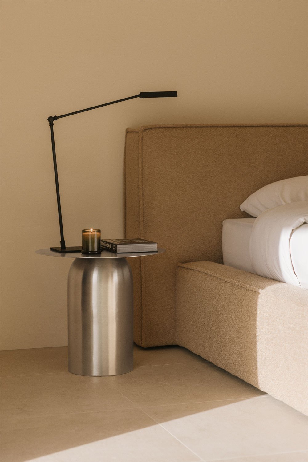 Naktinis staliukas TORIORO Ø40 cm apvalus stalviršis bendrame vaizde