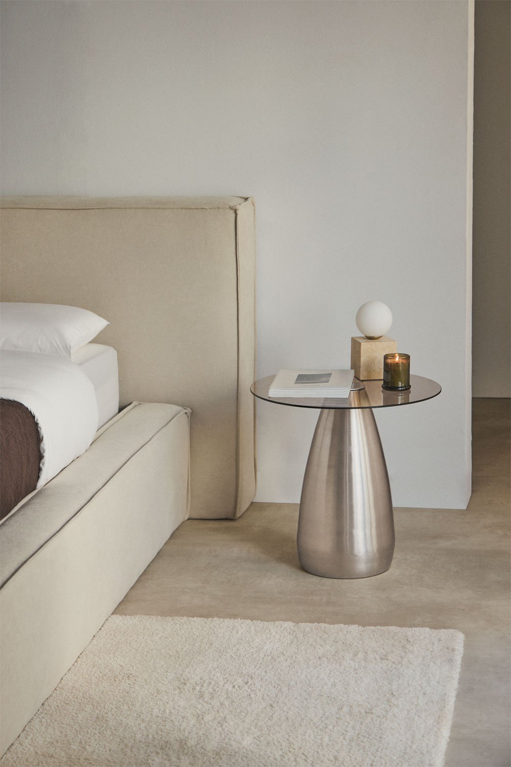 Naktinis staliukas KORAERO Ø50 cm stiklinis paviršius bendrame vaizde