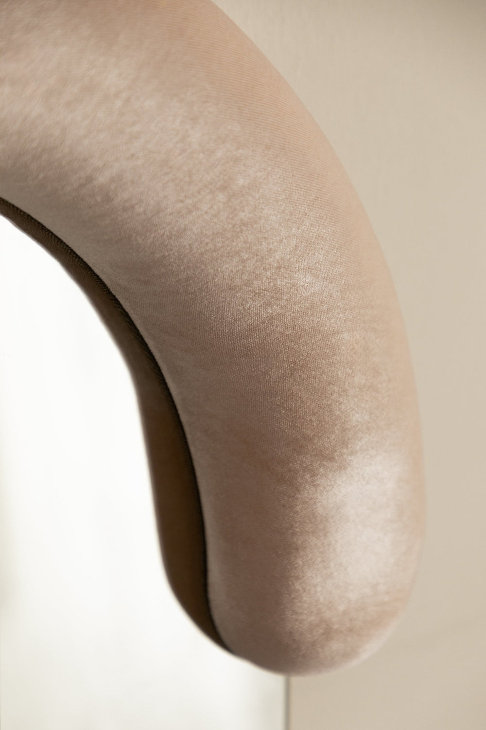 Ovalus veidrodis NERIS, aksominis rėmas