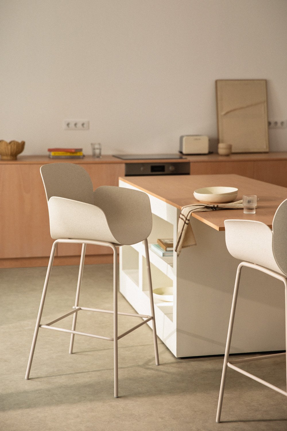 Aukšta baro kėdė DORIURA prie modernaus aukšto stalo