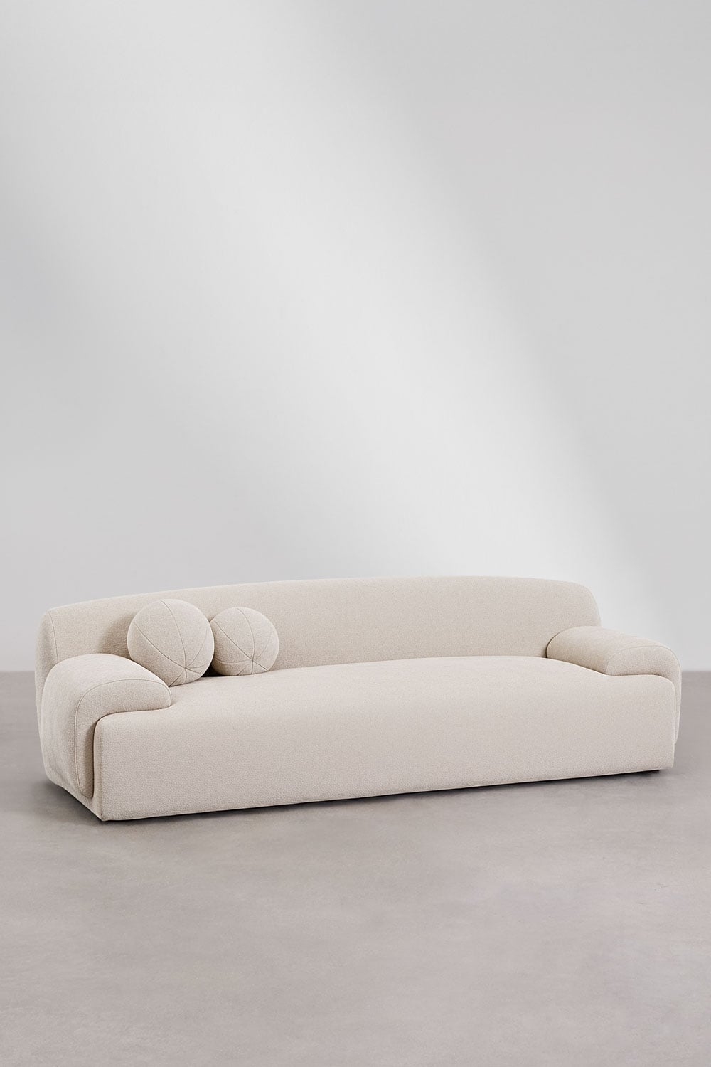 Trivietė sofa SIRINA namų aplinkoje