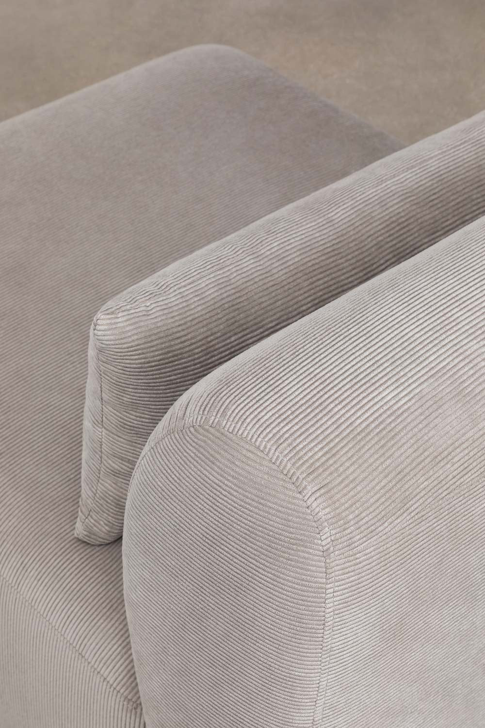 Sofa FOGLERA su pufu – interjere