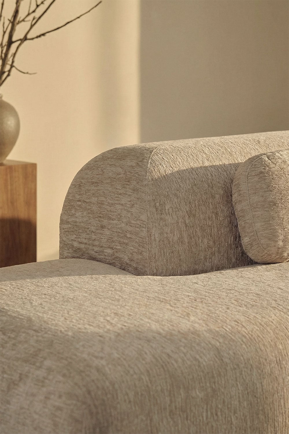 Modulinė kampinė sofa MERIDENA stilingame svetainės interjere