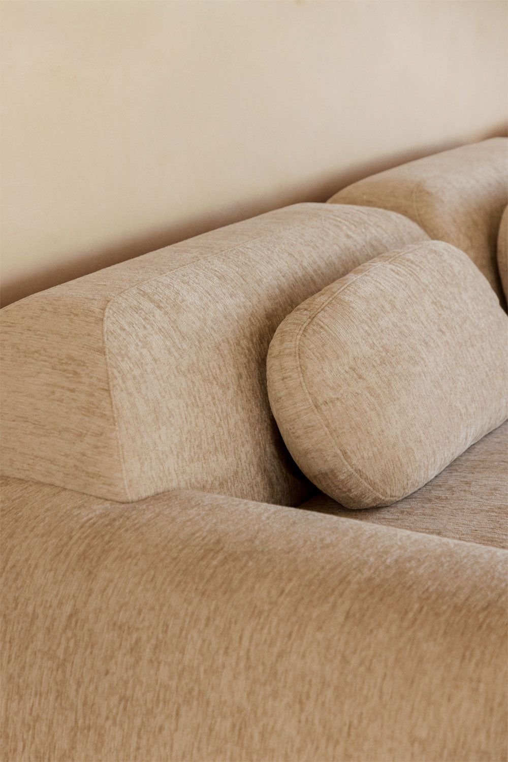 Modulinė kampinė sofa MERIDENA stilingame svetainės interjere
