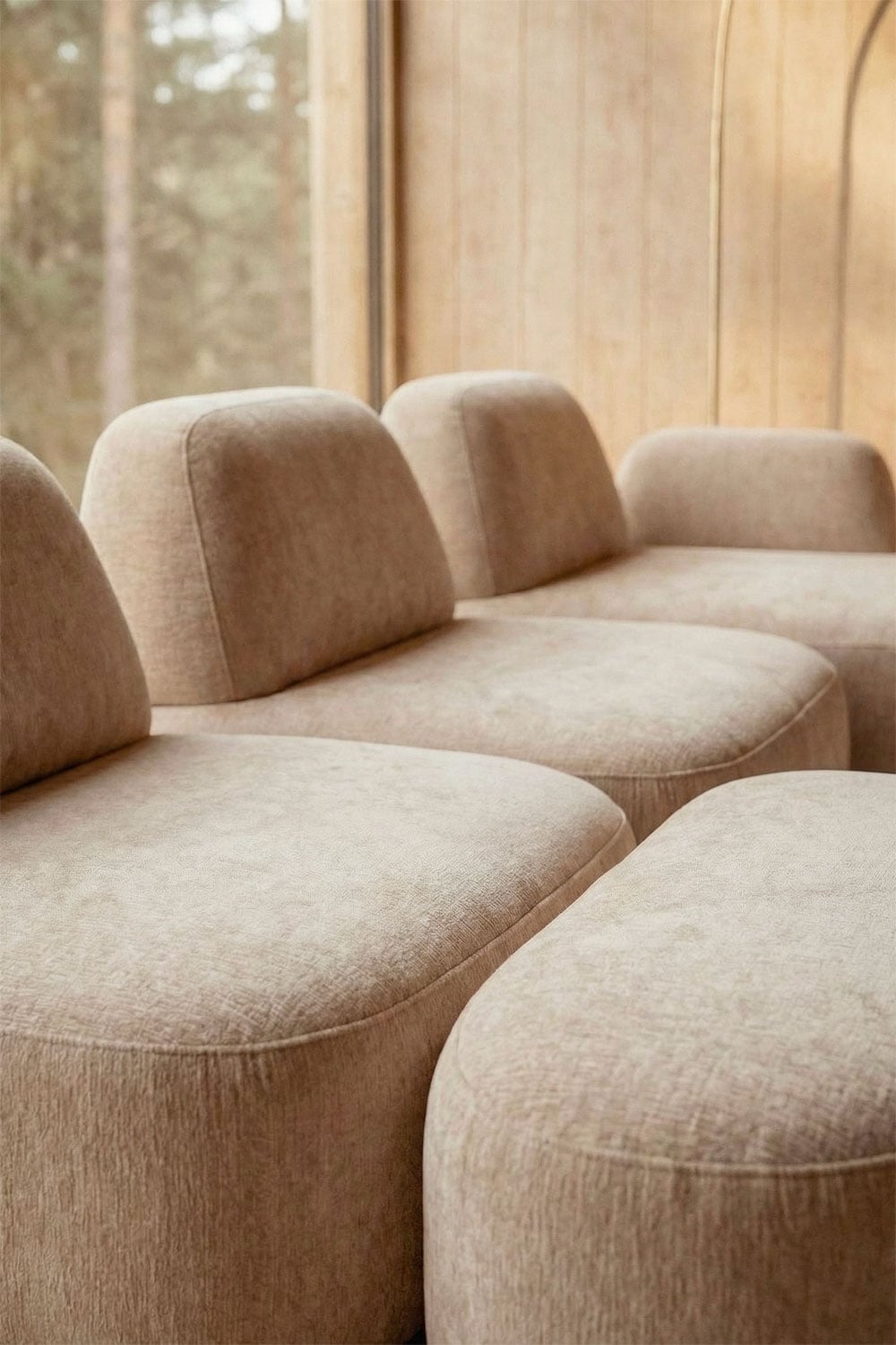 Modulinė sofa DZORELA minimalistiniame svetainės interjere