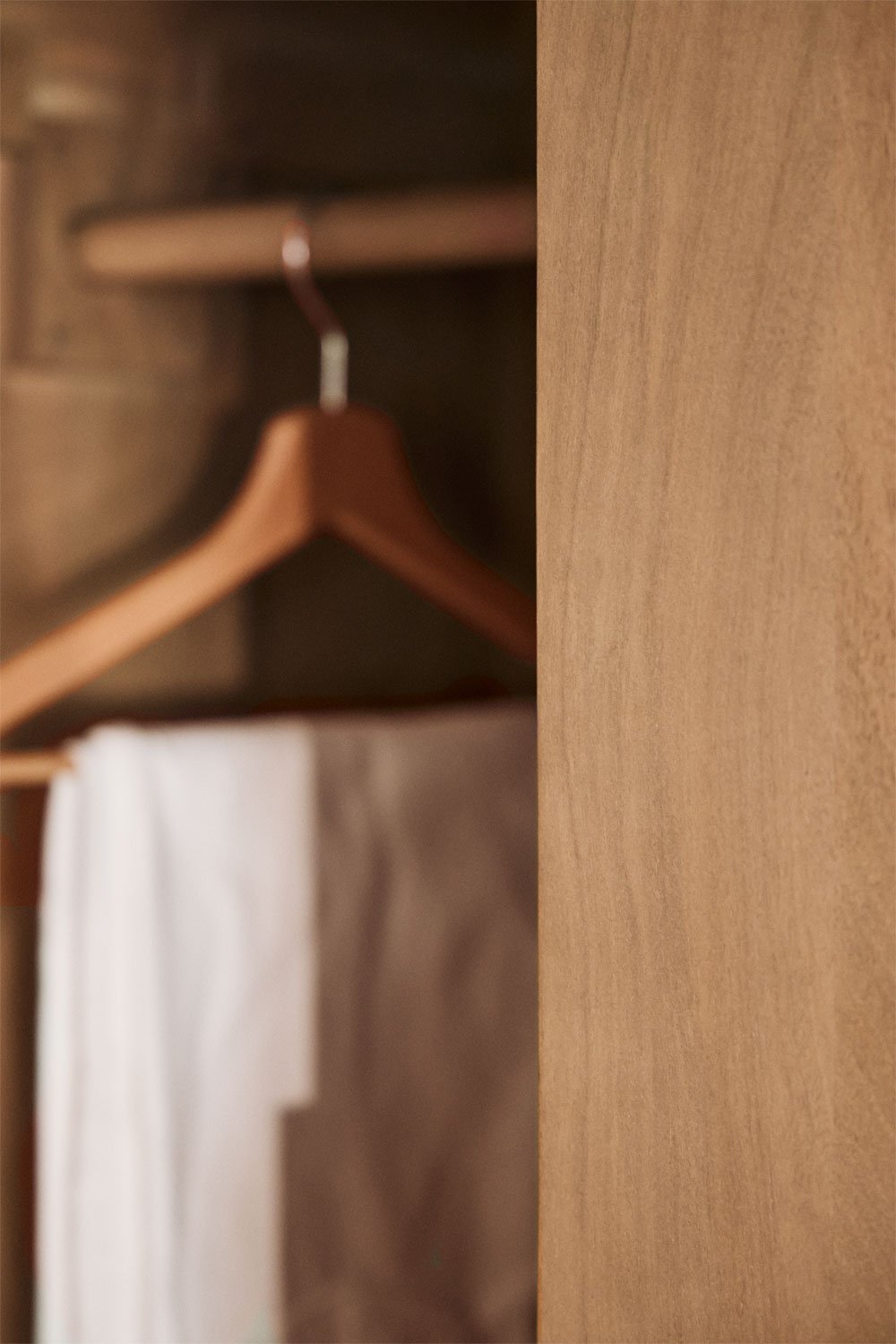 Mango medienos spinta su lentynomis ir pakabomis šviesiame interjere | namuideja.lt | spinta miegamajam