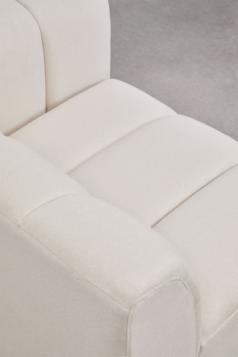 Kampinė sofa ELIOTA su pufu – interjere