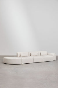 Kampinė sofa BORJANA realioje aplinkoje, balta avikailio efekto šenilas