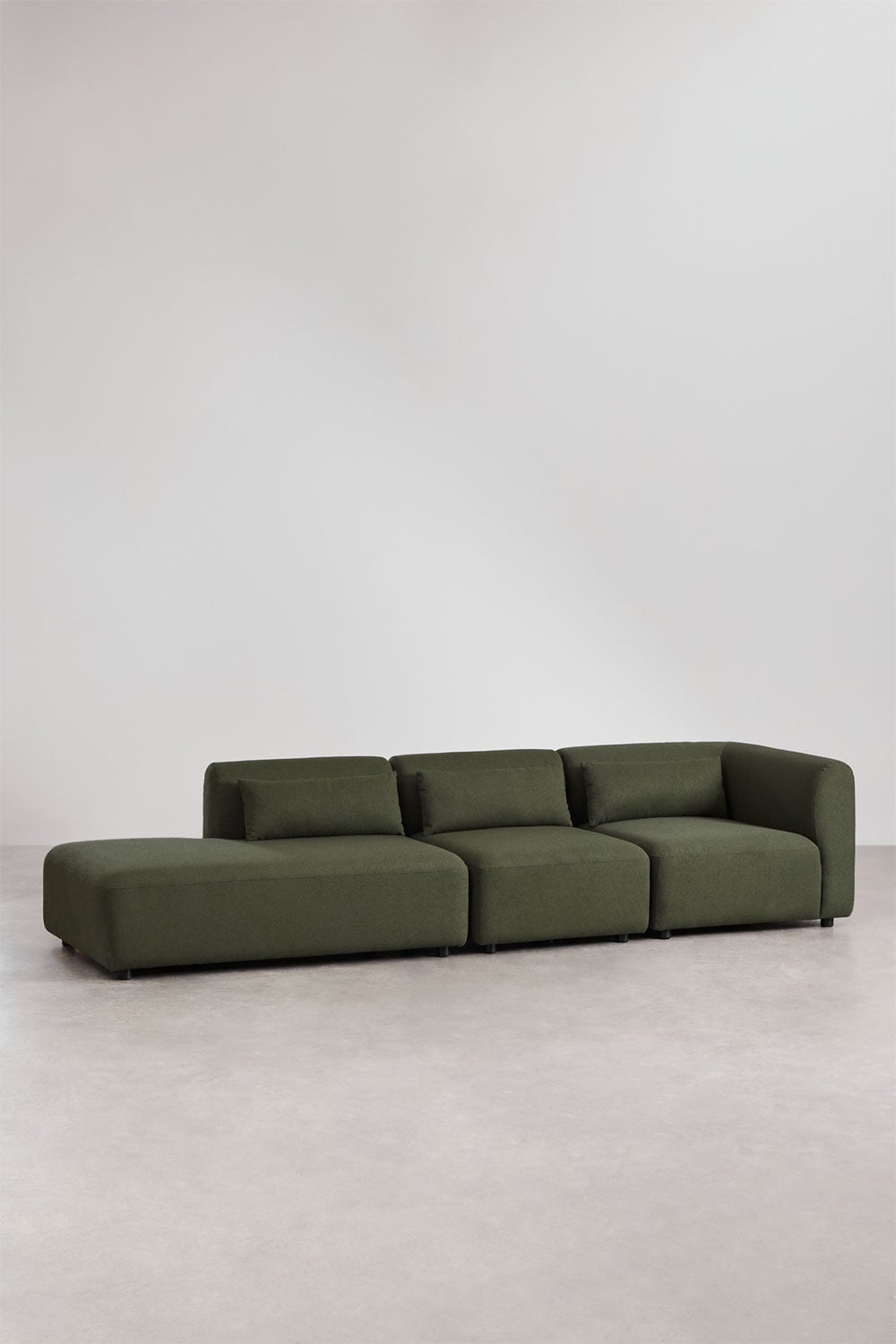 Kampinė sofa FOGLERA baltame fone, šalavijo žalia šenilo