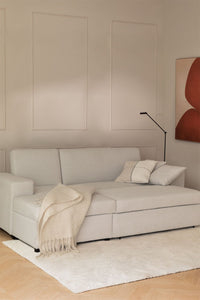 Sofa-lova UMAJA minimalistiniame miegamojo interjere