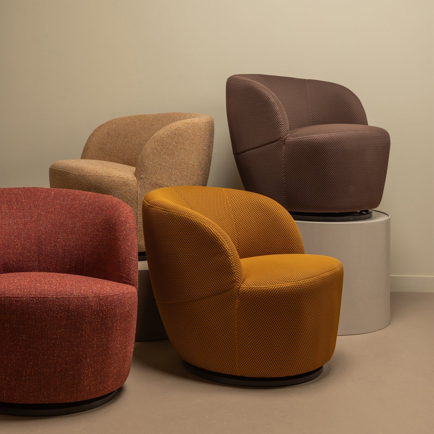 Fotelis SERRA, austinė medžiaga Curry Melange