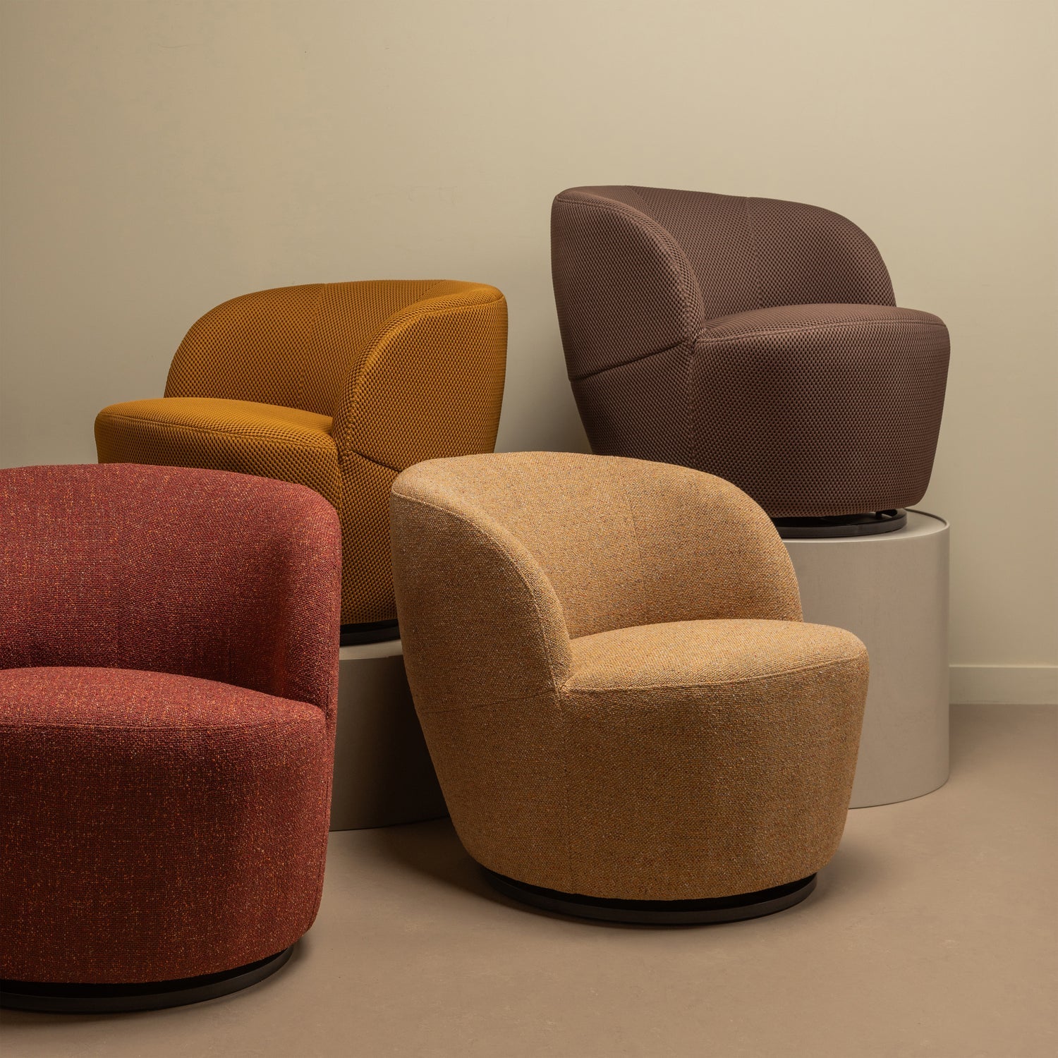 Fotelis SERRA, austinė medžiaga Curry Melange