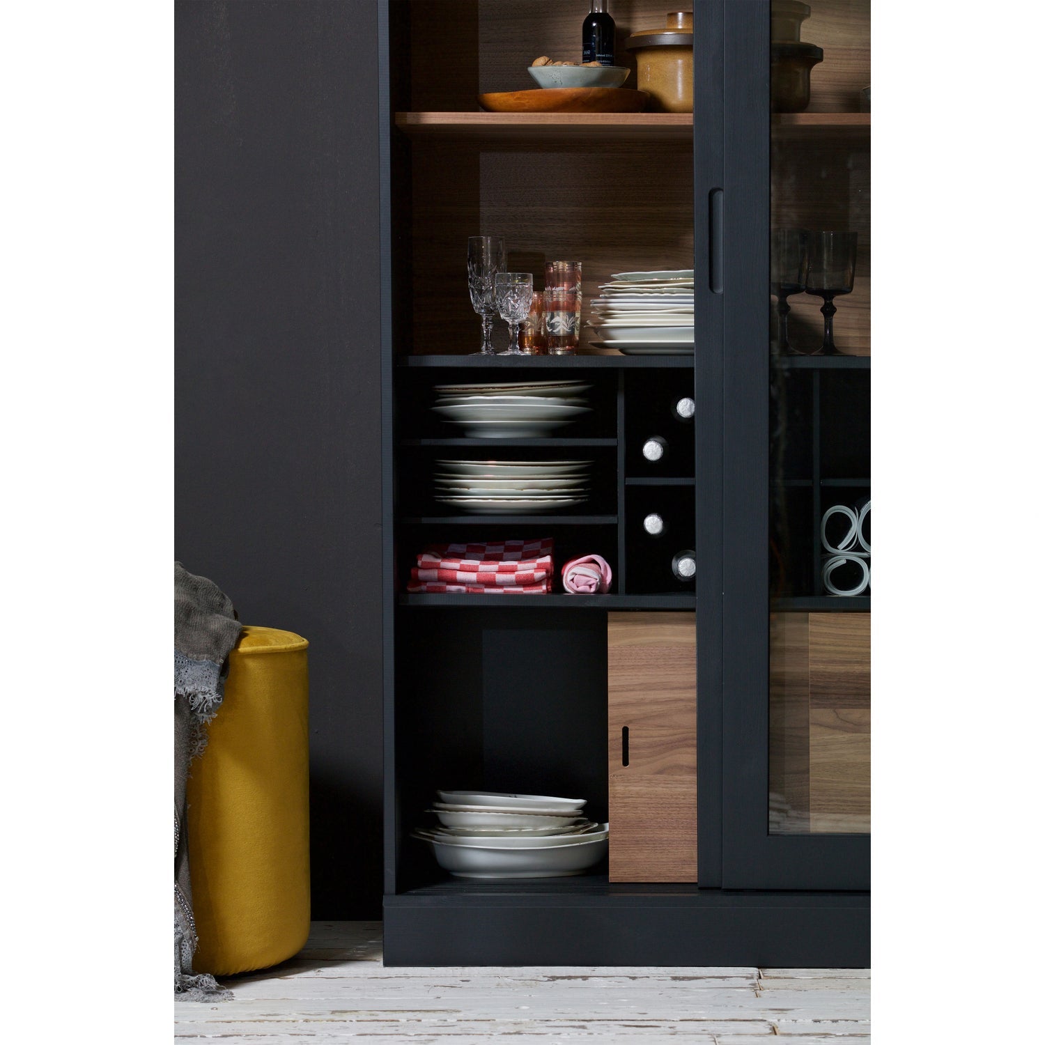 Spinta James, juoda su riešutmedžio atspalviu